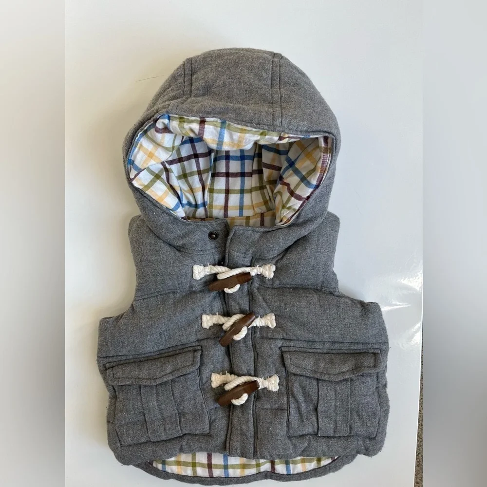 Baby Gap Gray puffer vest with snaps and wood pull buttons size 0-6 months